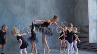 教师展示如何向小芭蕾舞<strong>演员</strong>跳舞.. 芭蕾舞学校的女舞蹈<strong>演员</strong>学会跳舞。 年轻的芭蕾舞<strong>演员</strong>